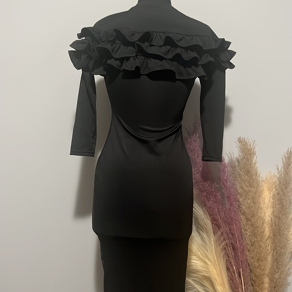 Black tight-fitting midi dress. - Picture 3 of 4